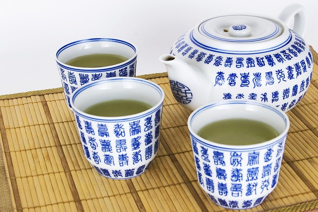 Na prípravu zeleného čaju nepoužívame kovové predmety